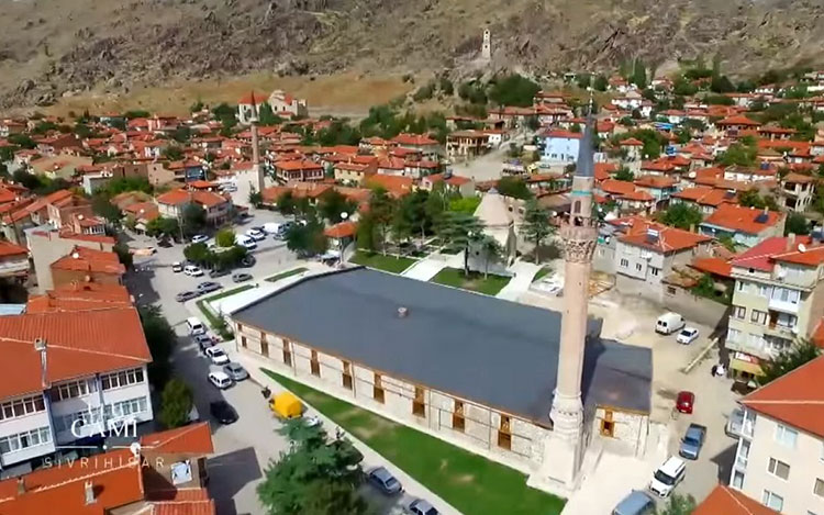 Anadolu'nun en büyük ahşap direkli camilerinden olan, Sivrihisar Belediyesinin yaptığı başvuru sonrası 2016'da UNESCO Dünya Mirası Geçici Listesine eklenen Ulu Cami, 786 yıldır ihtişamını kaybetmeden ayakta duruyor.