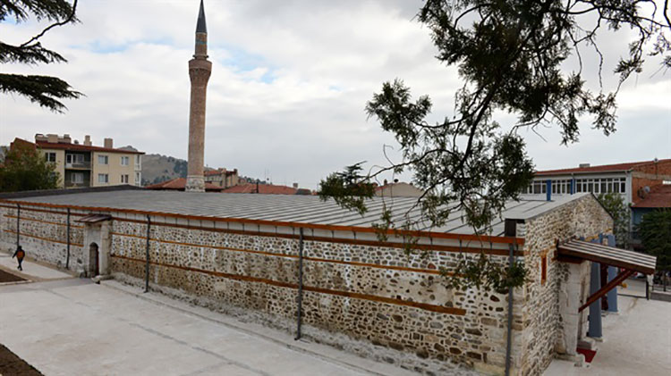 Anadolu'nun en büyük ahşap direkli camilerinden olan, Sivrihisar Belediyesinin yaptığı başvuru sonrası 2016'da UNESCO Dünya Mirası Geçici Listesine eklenen Ulu Cami, 786 yıldır ihtişamını kaybetmeden ayakta duruyor.