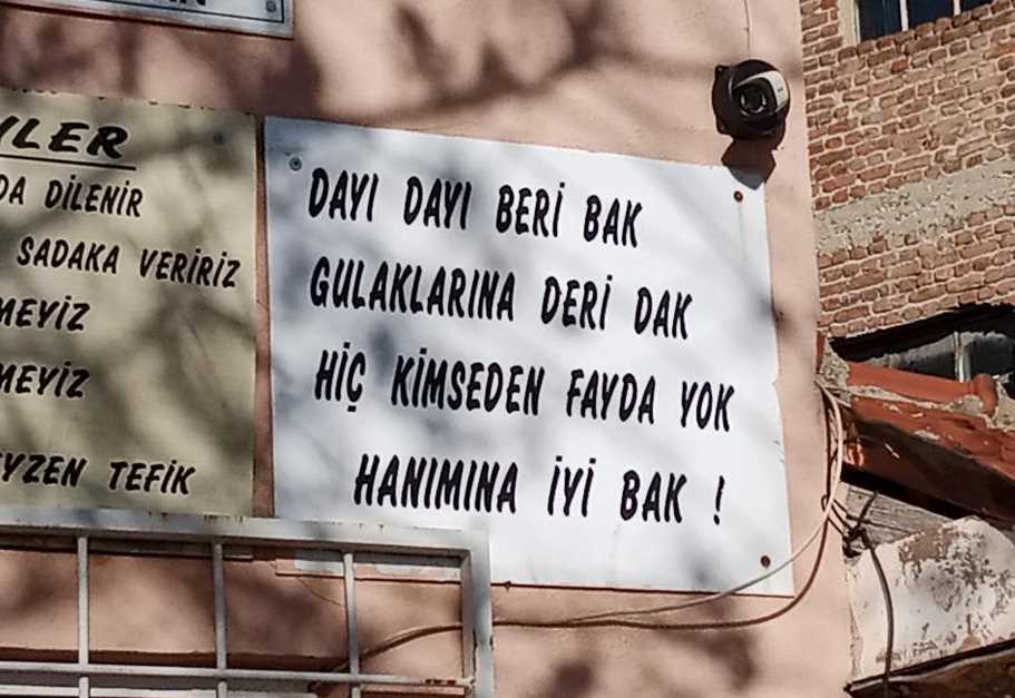 Eskişehir'de faaliyet gösteren esnaf Halil Kınık, işletmesinin dış duvarına dostluk temalı güzel sözler astı, bu da çevredeki insanların ilgisini çekti. Kınık, okuduğu kitaplardan beğendiği sözleri duvarına yazdığını ve Hacı Bektaş-ı Veli, Neşet Ertaş ve Atatürk'ün sözlerine de yer verdiğini belirtti. Duvar yazıları, vatandaşların dikkatini çekerken, bazıları da cep telefonlarıyla fotoğrafladı. Halil Kınık, sözlerin dostluk, birlik ve beraberlik temalı olduğunu vurgulayarak, esnaf ve vatandaşlar arasında olumlu geri dönüşler aldıklarını ifade etti. Duvar yazıları arasında şiirlerin de bulunduğunu belirten Kınık, birlik ve beraberliğin önemine dikkat çekti ve şunları söyledi: "Bu duvar 10 yıldır böyle. Gelen, geçen, eş, dost, kolu, komşu okusun diye yazdık. O sözlerin hepsi sevgili sözlerdir. Vatandaşlar bize gelip güzel yorumlarını iletiyorlar. O mesajların hepsinin temelinde dostluk var. Sevgiden ve saygıdan ödün vermeyelim, ülkemizde milli birliği ve kardeşliği sürdürelim."






