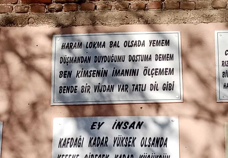 Eskişehir'de faaliyet gösteren esnaf Halil Kınık, işletmesinin dış duvarına dostluk temalı güzel sözler astı, bu da çevredeki insanların ilgisini çekti. Kınık, okuduğu kitaplardan beğendiği sözleri duvarına yazdığını ve Hacı Bektaş-ı Veli, Neşet Ertaş ve Atatürk'ün sözlerine de yer verdiğini belirtti. Duvar yazıları, vatandaşların dikkatini çekerken, bazıları da cep telefonlarıyla fotoğrafladı. Halil Kınık, sözlerin dostluk, birlik ve beraberlik temalı olduğunu vurgulayarak, esnaf ve vatandaşlar arasında olumlu geri dönüşler aldıklarını ifade etti. Duvar yazıları arasında şiirlerin de bulunduğunu belirten Kınık, birlik ve beraberliğin önemine dikkat çekti ve şunları söyledi: "Bu duvar 10 yıldır böyle. Gelen, geçen, eş, dost, kolu, komşu okusun diye yazdık. O sözlerin hepsi sevgili sözlerdir. Vatandaşlar bize gelip güzel yorumlarını iletiyorlar. O mesajların hepsinin temelinde dostluk var. Sevgiden ve saygıdan ödün vermeyelim, ülkemizde milli birliği ve kardeşliği sürdürelim."






