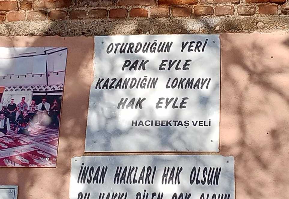 Eskişehir'de faaliyet gösteren esnaf Halil Kınık, işletmesinin dış duvarına dostluk temalı güzel sözler astı, bu da çevredeki insanların ilgisini çekti. Kınık, okuduğu kitaplardan beğendiği sözleri duvarına yazdığını ve Hacı Bektaş-ı Veli, Neşet Ertaş ve Atatürk'ün sözlerine de yer verdiğini belirtti. Duvar yazıları, vatandaşların dikkatini çekerken, bazıları da cep telefonlarıyla fotoğrafladı. Halil Kınık, sözlerin dostluk, birlik ve beraberlik temalı olduğunu vurgulayarak, esnaf ve vatandaşlar arasında olumlu geri dönüşler aldıklarını ifade etti. Duvar yazıları arasında şiirlerin de bulunduğunu belirten Kınık, birlik ve beraberliğin önemine dikkat çekti ve şunları söyledi: "Bu duvar 10 yıldır böyle. Gelen, geçen, eş, dost, kolu, komşu okusun diye yazdık. O sözlerin hepsi sevgili sözlerdir. Vatandaşlar bize gelip güzel yorumlarını iletiyorlar. O mesajların hepsinin temelinde dostluk var. Sevgiden ve saygıdan ödün vermeyelim, ülkemizde milli birliği ve kardeşliği sürdürelim."






