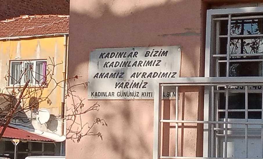 Eskişehir'de faaliyet gösteren esnaf Halil Kınık, işletmesinin dış duvarına dostluk temalı güzel sözler astı, bu da çevredeki insanların ilgisini çekti. Kınık, okuduğu kitaplardan beğendiği sözleri duvarına yazdığını ve Hacı Bektaş-ı Veli, Neşet Ertaş ve Atatürk'ün sözlerine de yer verdiğini belirtti. Duvar yazıları, vatandaşların dikkatini çekerken, bazıları da cep telefonlarıyla fotoğrafladı. Halil Kınık, sözlerin dostluk, birlik ve beraberlik temalı olduğunu vurgulayarak, esnaf ve vatandaşlar arasında olumlu geri dönüşler aldıklarını ifade etti. Duvar yazıları arasında şiirlerin de bulunduğunu belirten Kınık, birlik ve beraberliğin önemine dikkat çekti ve şunları söyledi: "Bu duvar 10 yıldır böyle. Gelen, geçen, eş, dost, kolu, komşu okusun diye yazdık. O sözlerin hepsi sevgili sözlerdir. Vatandaşlar bize gelip güzel yorumlarını iletiyorlar. O mesajların hepsinin temelinde dostluk var. Sevgiden ve saygıdan ödün vermeyelim, ülkemizde milli birliği ve kardeşliği sürdürelim."






