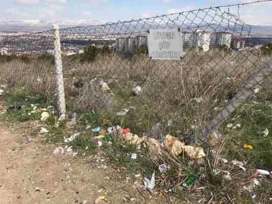 Eskişehir’de ormanlık alana duyarsız vatandaşlar tarafından atılan çöpler, çevre kirliliğine neden oluyor.