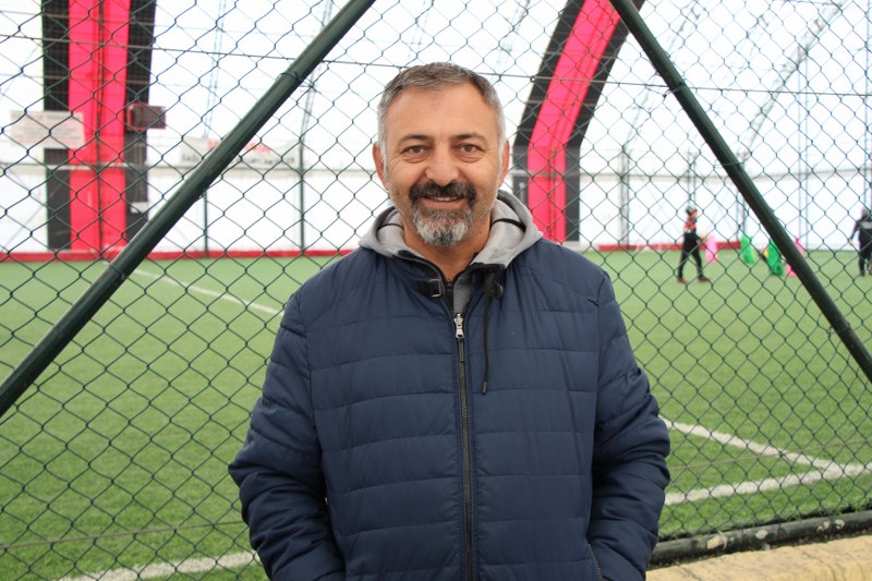 Eskişehir Sağlıkspor Futbol Okulu’nda, her antrenman öncesi düzenlenen kitap okuma etkinlikleri ile genç sporcuların okuma alışkanlıkları da gelişiyor. 