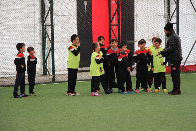 Eskişehir Sağlıkspor Futbol Okulu’nda, her antrenman öncesi düzenlenen kitap okuma etkinlikleri ile genç sporcuların okuma alışkanlıkları da gelişiyor. 