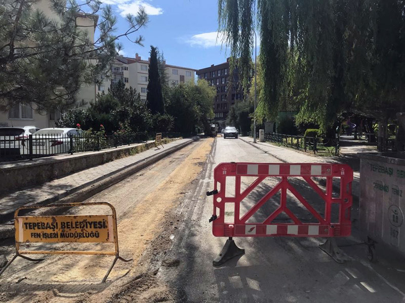 Görevliler, park halindeki araçların özellikle iş makinelerinin çalışmasını engellediğini dile getirerek, duyarsız araç sürücülerine sesleniyor.