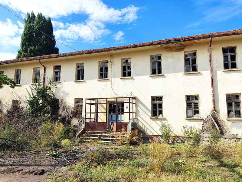 Eskişehir’in Hamidiye Mahallesi’nde bulunan ve önceden okul olarak kullanıldıkları belirtilen binaların bakımsız halleri dikkat çekti.