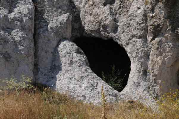 ...Tarihi mağaralar hiç tahrip edilmemiş. Buranın turizme kazandırılmasını istiyoruz...