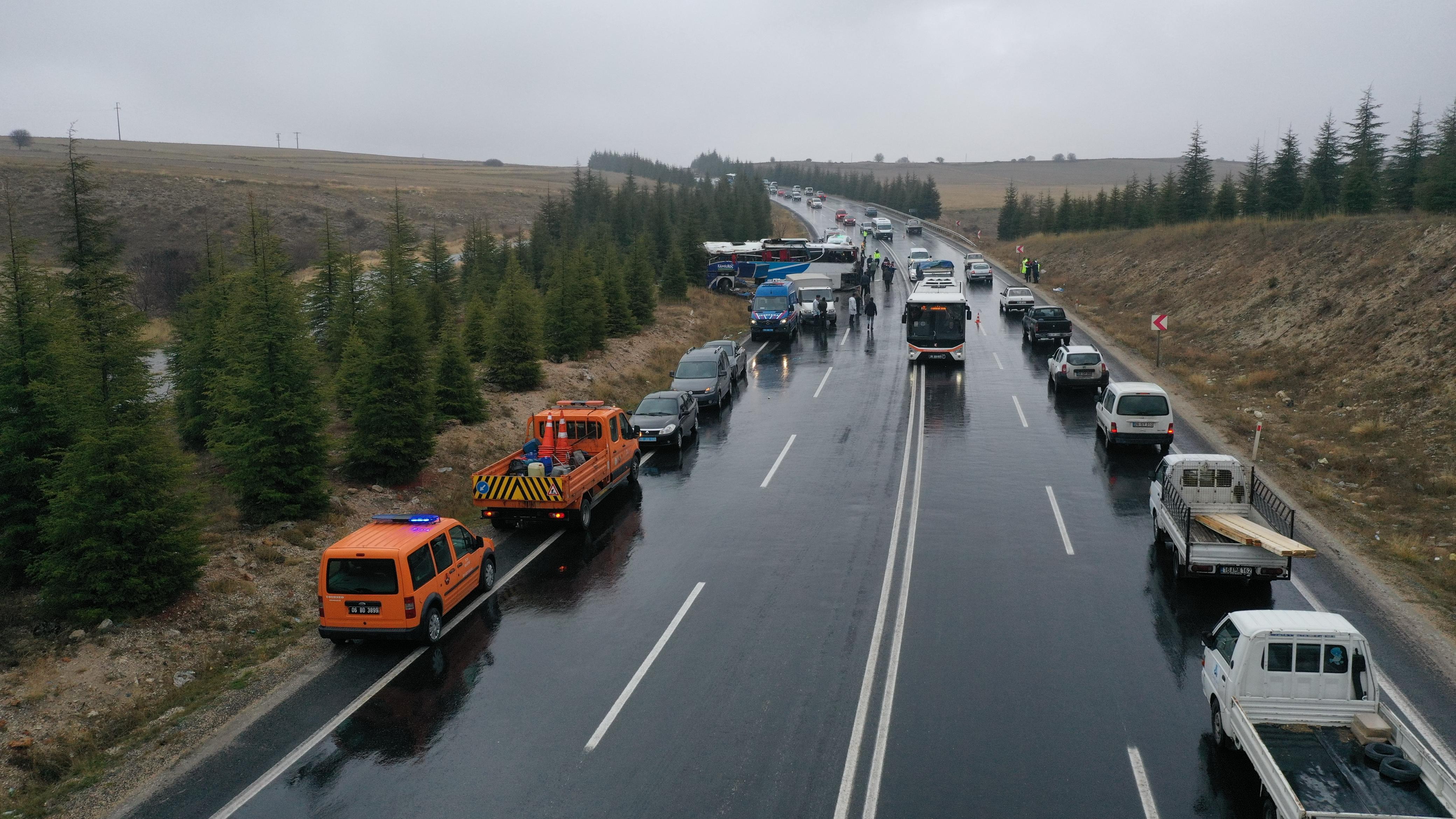 Eskişehir-Seyitgazi yolunda sabah saatlerinde meydana gelen trafik kazasında 1 kişi hayatını kaybetti, 41 kişi ise yaralandı. Alanya'dan Bursa'ya gitmekte olan yolcu otobüsü, sabah saat 07.55’te etkili olan yağış nedeniyle kontrolden çıkarak takla attı. Kazanın ardından 2 otobüs şoförü ve 1 muavinle birlikte yaralılar, çevredeki hastanelere sevk edilerek tedavi altına alındı.

Kazanın meydana geldiği yer, Seyitgazi ilçesinin 16. kilometresi olarak belirlendi. Edinilen bilgilere göre, kazada hayatını kaybeden kişinin 56 yaşındaki Nihat Yüceler olduğu öğrenildi. Yaralıların tedavi süreçleri devam ederken, polis ve jandarma ekipleri kazanın ardından güvenlik önlemleri alarak yolun diğer araçlar için güvenli geçişini sağladı.

Savcının olay yerindeki incelemelerini tamamlamasının ardından, kaza yapan otobüs vinç yardımıyla yoldan çekildi. Karayolları ekipleri, kazanın ardından temizlik çalışmalarına başlarken, otobüsün kaldırılması sırasında güvenlik amacıyla yol trafiğe kapatıldı. Çalışmaların tamamlanmasının ardından yolun yeniden trafiğe açılması bekleniyor.

Kaza ile ilgili soruşturma devam ediyor.

(HABER MERKEZİ)