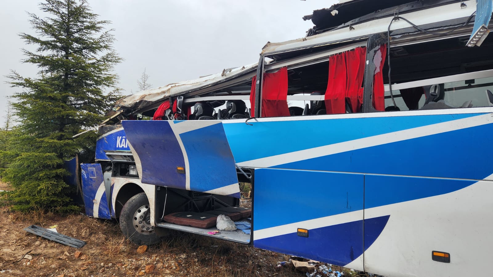 Eskişehir-Seyitgazi yolunda sabah saatlerinde meydana gelen trafik kazasında 1 kişi hayatını kaybetti, 41 kişi ise yaralandı. Alanya'dan Bursa'ya gitmekte olan yolcu otobüsü, sabah saat 07.55’te etkili olan yağış nedeniyle kontrolden çıkarak takla attı. Kazanın ardından 2 otobüs şoförü ve 1 muavinle birlikte yaralılar, çevredeki hastanelere sevk edilerek tedavi altına alındı.

Kazanın meydana geldiği yer, Seyitgazi ilçesinin 16. kilometresi olarak belirlendi. Edinilen bilgilere göre, kazada hayatını kaybeden kişinin 56 yaşındaki Nihat Yüceler olduğu öğrenildi. Yaralıların tedavi süreçleri devam ederken, polis ve jandarma ekipleri kazanın ardından güvenlik önlemleri alarak yolun diğer araçlar için güvenli geçişini sağladı.

Savcının olay yerindeki incelemelerini tamamlamasının ardından, kaza yapan otobüs vinç yardımıyla yoldan çekildi. Karayolları ekipleri, kazanın ardından temizlik çalışmalarına başlarken, otobüsün kaldırılması sırasında güvenlik amacıyla yol trafiğe kapatıldı. Çalışmaların tamamlanmasının ardından yolun yeniden trafiğe açılması bekleniyor.

Kaza ile ilgili soruşturma devam ediyor.

(HABER MERKEZİ)