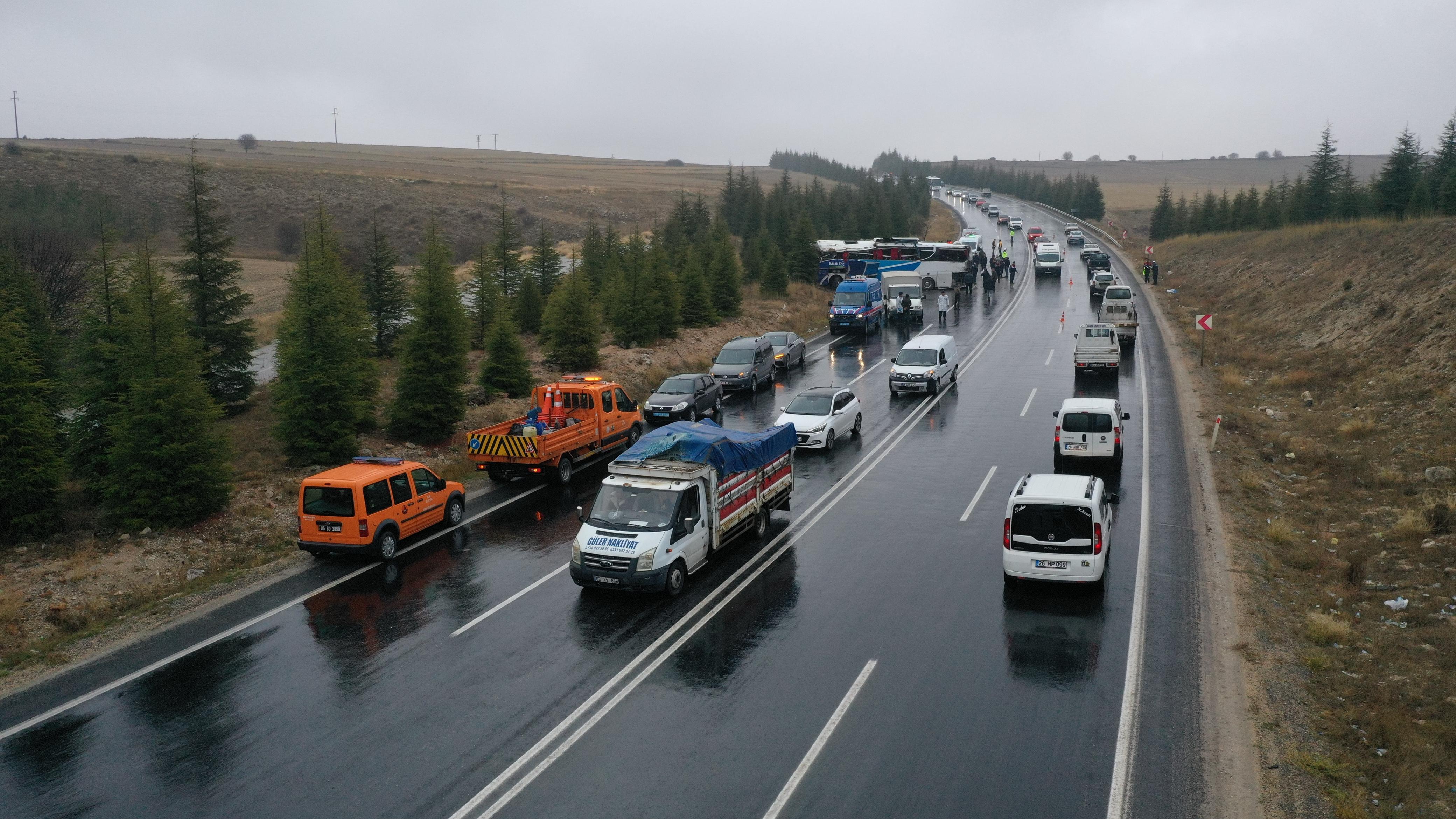 Eskişehir-Seyitgazi yolunda sabah saatlerinde meydana gelen trafik kazasında 1 kişi hayatını kaybetti, 41 kişi ise yaralandı. Alanya'dan Bursa'ya gitmekte olan yolcu otobüsü, sabah saat 07.55’te etkili olan yağış nedeniyle kontrolden çıkarak takla attı. Kazanın ardından 2 otobüs şoförü ve 1 muavinle birlikte yaralılar, çevredeki hastanelere sevk edilerek tedavi altına alındı.

Kazanın meydana geldiği yer, Seyitgazi ilçesinin 16. kilometresi olarak belirlendi. Edinilen bilgilere göre, kazada hayatını kaybeden kişinin 56 yaşındaki Nihat Yüceler olduğu öğrenildi. Yaralıların tedavi süreçleri devam ederken, polis ve jandarma ekipleri kazanın ardından güvenlik önlemleri alarak yolun diğer araçlar için güvenli geçişini sağladı.

Savcının olay yerindeki incelemelerini tamamlamasının ardından, kaza yapan otobüs vinç yardımıyla yoldan çekildi. Karayolları ekipleri, kazanın ardından temizlik çalışmalarına başlarken, otobüsün kaldırılması sırasında güvenlik amacıyla yol trafiğe kapatıldı. Çalışmaların tamamlanmasının ardından yolun yeniden trafiğe açılması bekleniyor.

Kaza ile ilgili soruşturma devam ediyor.

(HABER MERKEZİ)