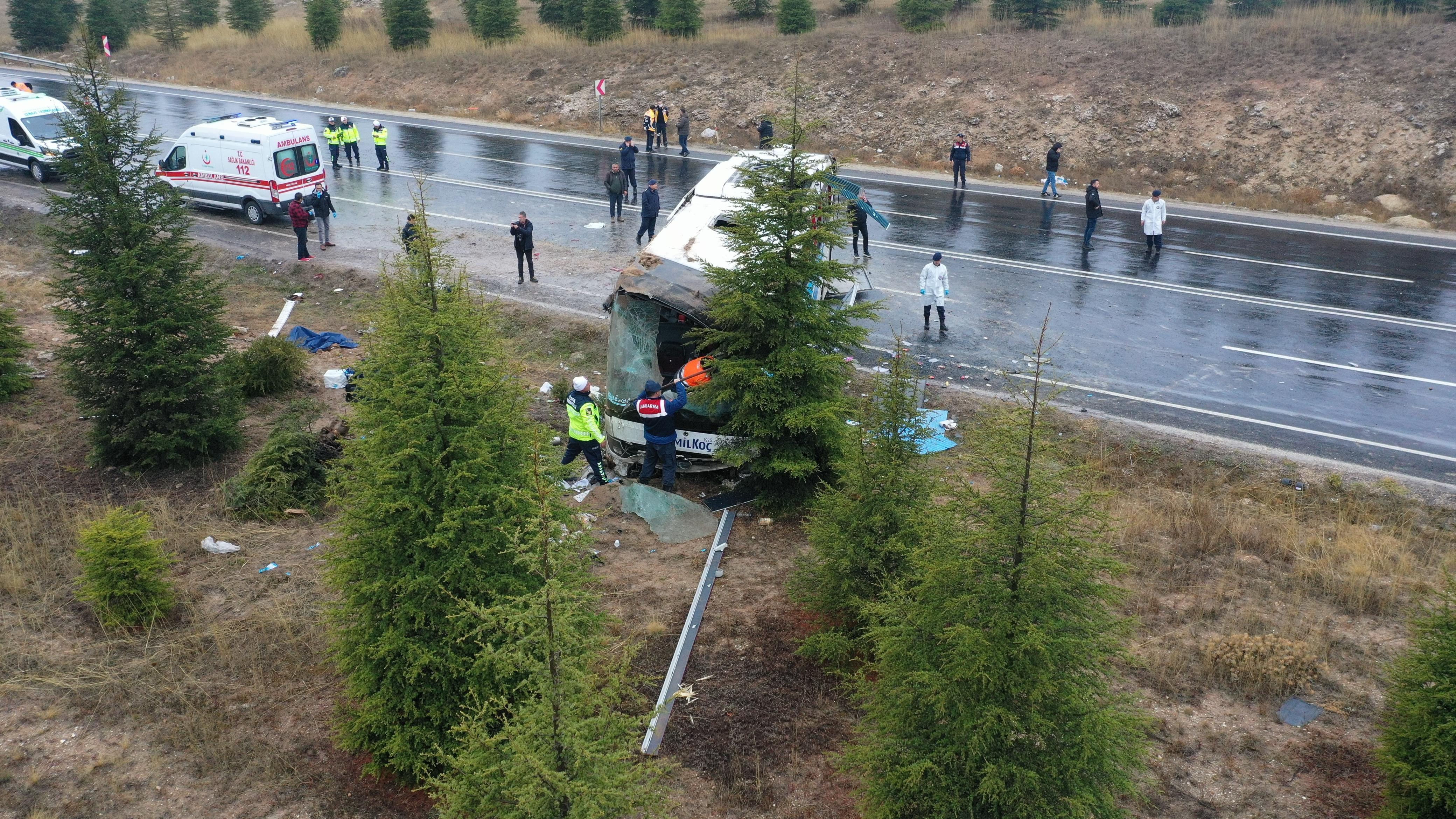 Eskişehir-Seyitgazi yolunda sabah saatlerinde meydana gelen trafik kazasında 1 kişi hayatını kaybetti, 41 kişi ise yaralandı. Alanya'dan Bursa'ya gitmekte olan yolcu otobüsü, sabah saat 07.55’te etkili olan yağış nedeniyle kontrolden çıkarak takla attı. Kazanın ardından 2 otobüs şoförü ve 1 muavinle birlikte yaralılar, çevredeki hastanelere sevk edilerek tedavi altına alındı.

Kazanın meydana geldiği yer, Seyitgazi ilçesinin 16. kilometresi olarak belirlendi. Edinilen bilgilere göre, kazada hayatını kaybeden kişinin 56 yaşındaki Nihat Yüceler olduğu öğrenildi. Yaralıların tedavi süreçleri devam ederken, polis ve jandarma ekipleri kazanın ardından güvenlik önlemleri alarak yolun diğer araçlar için güvenli geçişini sağladı.

Savcının olay yerindeki incelemelerini tamamlamasının ardından, kaza yapan otobüs vinç yardımıyla yoldan çekildi. Karayolları ekipleri, kazanın ardından temizlik çalışmalarına başlarken, otobüsün kaldırılması sırasında güvenlik amacıyla yol trafiğe kapatıldı. Çalışmaların tamamlanmasının ardından yolun yeniden trafiğe açılması bekleniyor.

Kaza ile ilgili soruşturma devam ediyor.

(HABER MERKEZİ)