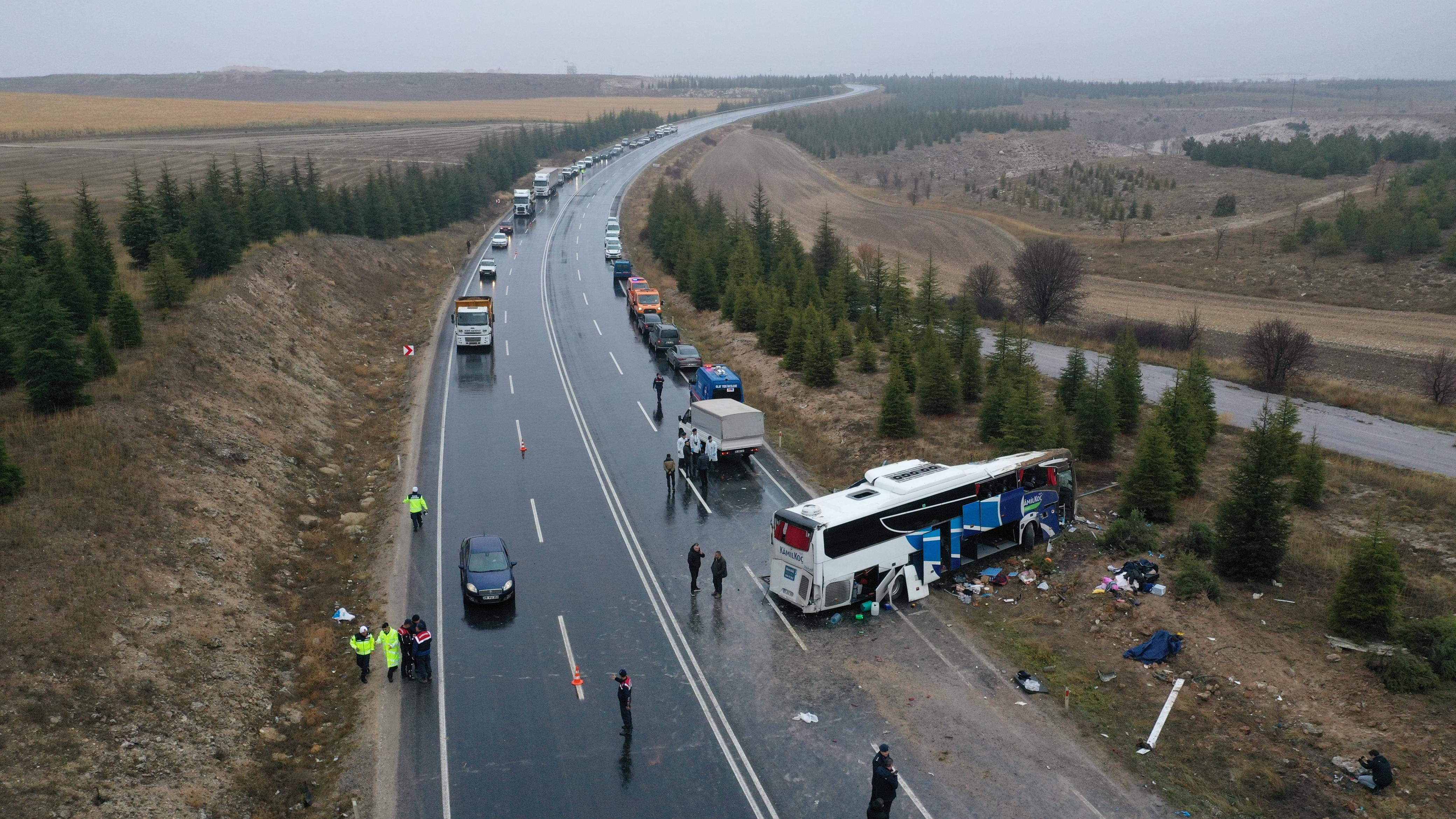 Eskişehir-Seyitgazi yolunda sabah saatlerinde meydana gelen trafik kazasında 1 kişi hayatını kaybetti, 41 kişi ise yaralandı. Alanya'dan Bursa'ya gitmekte olan yolcu otobüsü, sabah saat 07.55’te etkili olan yağış nedeniyle kontrolden çıkarak takla attı. Kazanın ardından 2 otobüs şoförü ve 1 muavinle birlikte yaralılar, çevredeki hastanelere sevk edilerek tedavi altına alındı.

Kazanın meydana geldiği yer, Seyitgazi ilçesinin 16. kilometresi olarak belirlendi. Edinilen bilgilere göre, kazada hayatını kaybeden kişinin 56 yaşındaki Nihat Yüceler olduğu öğrenildi. Yaralıların tedavi süreçleri devam ederken, polis ve jandarma ekipleri kazanın ardından güvenlik önlemleri alarak yolun diğer araçlar için güvenli geçişini sağladı.

Savcının olay yerindeki incelemelerini tamamlamasının ardından, kaza yapan otobüs vinç yardımıyla yoldan çekildi. Karayolları ekipleri, kazanın ardından temizlik çalışmalarına başlarken, otobüsün kaldırılması sırasında güvenlik amacıyla yol trafiğe kapatıldı. Çalışmaların tamamlanmasının ardından yolun yeniden trafiğe açılması bekleniyor.

Kaza ile ilgili soruşturma devam ediyor.

(HABER MERKEZİ)