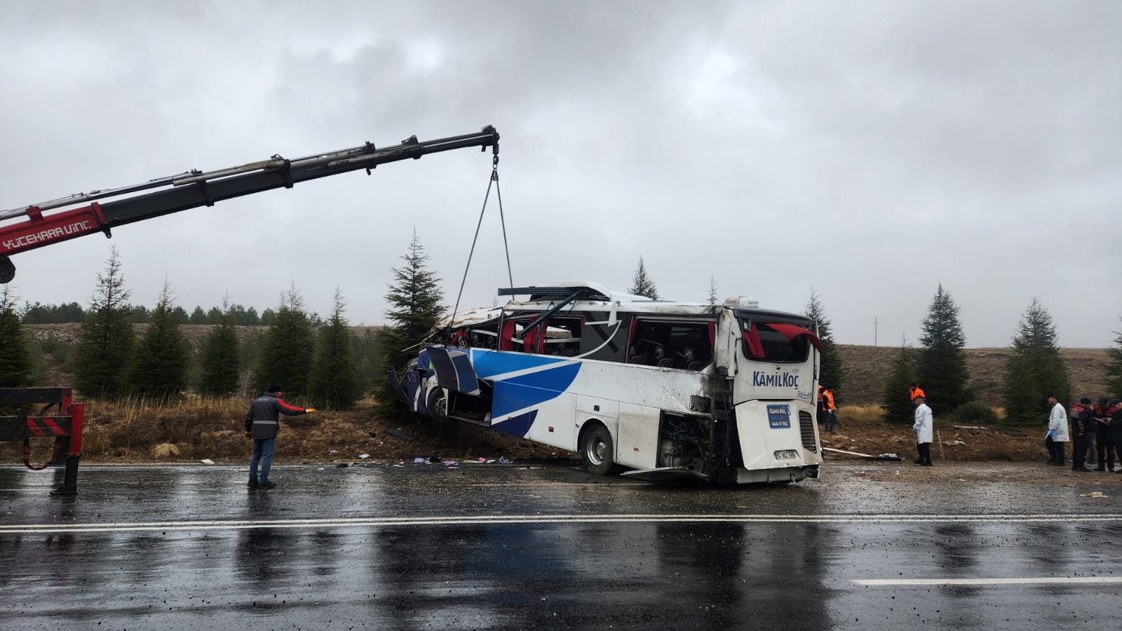 Eskişehir-Seyitgazi yolunda sabah saatlerinde meydana gelen trafik kazasında 1 kişi hayatını kaybetti, 41 kişi ise yaralandı. Alanya'dan Bursa'ya gitmekte olan yolcu otobüsü, sabah saat 07.55’te etkili olan yağış nedeniyle kontrolden çıkarak takla attı. Kazanın ardından 2 otobüs şoförü ve 1 muavinle birlikte yaralılar, çevredeki hastanelere sevk edilerek tedavi altına alındı.

Kazanın meydana geldiği yer, Seyitgazi ilçesinin 16. kilometresi olarak belirlendi. Edinilen bilgilere göre, kazada hayatını kaybeden kişinin 56 yaşındaki Nihat Yüceler olduğu öğrenildi. Yaralıların tedavi süreçleri devam ederken, polis ve jandarma ekipleri kazanın ardından güvenlik önlemleri alarak yolun diğer araçlar için güvenli geçişini sağladı.

Savcının olay yerindeki incelemelerini tamamlamasının ardından, kaza yapan otobüs vinç yardımıyla yoldan çekildi. Karayolları ekipleri, kazanın ardından temizlik çalışmalarına başlarken, otobüsün kaldırılması sırasında güvenlik amacıyla yol trafiğe kapatıldı. Çalışmaların tamamlanmasının ardından yolun yeniden trafiğe açılması bekleniyor.

Kaza ile ilgili soruşturma devam ediyor.

(HABER MERKEZİ)