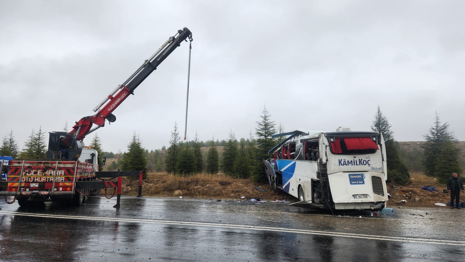 Eskişehir-Seyitgazi yolunda sabah saatlerinde meydana gelen trafik kazasında 1 kişi hayatını kaybetti, 41 kişi ise yaralandı. Alanya'dan Bursa'ya gitmekte olan yolcu otobüsü, sabah saat 07.55’te etkili olan yağış nedeniyle kontrolden çıkarak takla attı. Kazanın ardından 2 otobüs şoförü ve 1 muavinle birlikte yaralılar, çevredeki hastanelere sevk edilerek tedavi altına alındı.

Kazanın meydana geldiği yer, Seyitgazi ilçesinin 16. kilometresi olarak belirlendi. Edinilen bilgilere göre, kazada hayatını kaybeden kişinin 56 yaşındaki Nihat Yüceler olduğu öğrenildi. Yaralıların tedavi süreçleri devam ederken, polis ve jandarma ekipleri kazanın ardından güvenlik önlemleri alarak yolun diğer araçlar için güvenli geçişini sağladı.

Savcının olay yerindeki incelemelerini tamamlamasının ardından, kaza yapan otobüs vinç yardımıyla yoldan çekildi. Karayolları ekipleri, kazanın ardından temizlik çalışmalarına başlarken, otobüsün kaldırılması sırasında güvenlik amacıyla yol trafiğe kapatıldı. Çalışmaların tamamlanmasının ardından yolun yeniden trafiğe açılması bekleniyor.

Kaza ile ilgili soruşturma devam ediyor.

(HABER MERKEZİ)