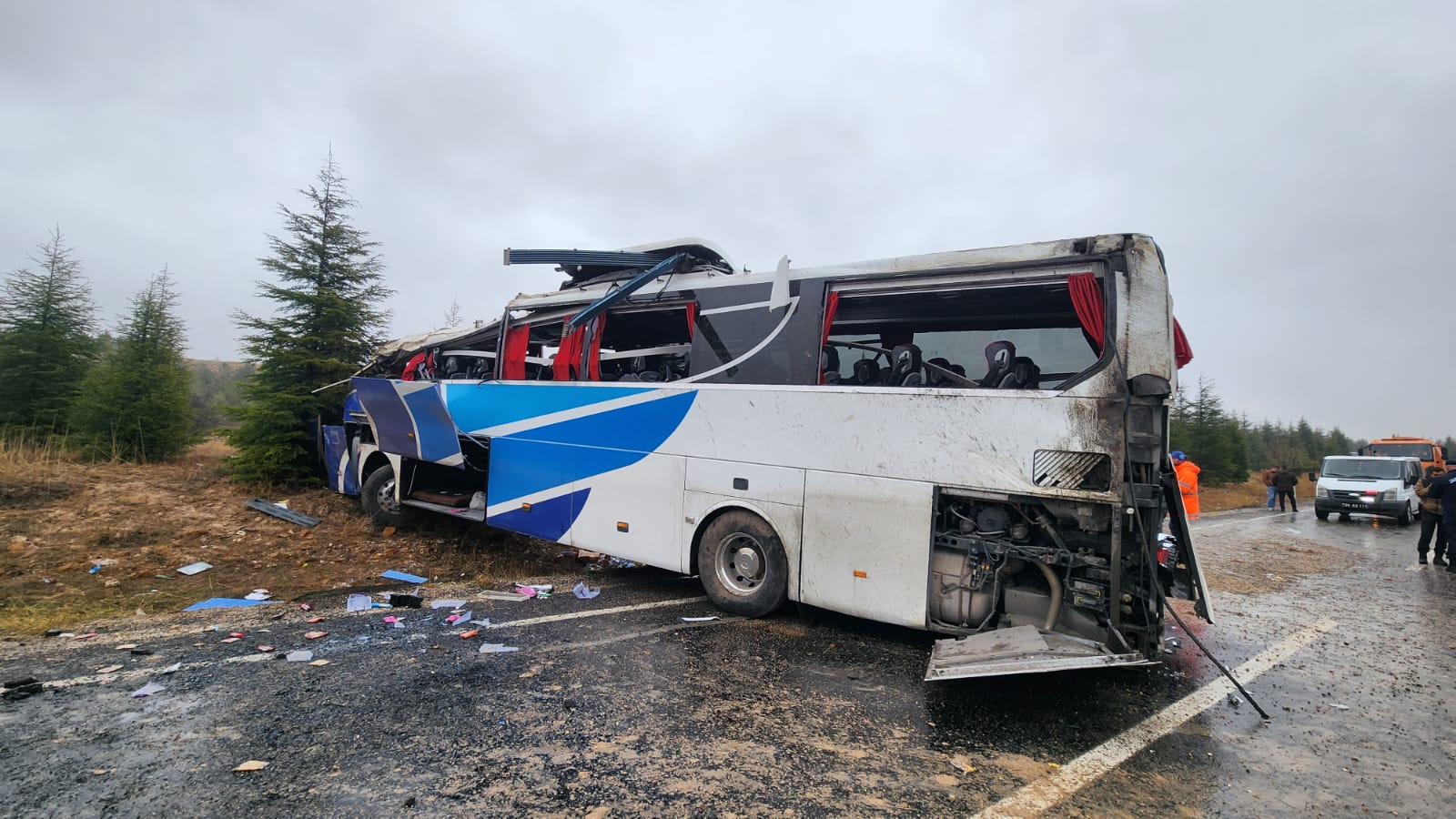 Eskişehir-Seyitgazi yolunda sabah saatlerinde meydana gelen trafik kazasında 1 kişi hayatını kaybetti, 41 kişi ise yaralandı. Alanya'dan Bursa'ya gitmekte olan yolcu otobüsü, sabah saat 07.55’te etkili olan yağış nedeniyle kontrolden çıkarak takla attı. Kazanın ardından 2 otobüs şoförü ve 1 muavinle birlikte yaralılar, çevredeki hastanelere sevk edilerek tedavi altına alındı.

Kazanın meydana geldiği yer, Seyitgazi ilçesinin 16. kilometresi olarak belirlendi. Edinilen bilgilere göre, kazada hayatını kaybeden kişinin 56 yaşındaki Nihat Yüceler olduğu öğrenildi. Yaralıların tedavi süreçleri devam ederken, polis ve jandarma ekipleri kazanın ardından güvenlik önlemleri alarak yolun diğer araçlar için güvenli geçişini sağladı.

Savcının olay yerindeki incelemelerini tamamlamasının ardından, kaza yapan otobüs vinç yardımıyla yoldan çekildi. Karayolları ekipleri, kazanın ardından temizlik çalışmalarına başlarken, otobüsün kaldırılması sırasında güvenlik amacıyla yol trafiğe kapatıldı. Çalışmaların tamamlanmasının ardından yolun yeniden trafiğe açılması bekleniyor.

Kaza ile ilgili soruşturma devam ediyor.

(HABER MERKEZİ)