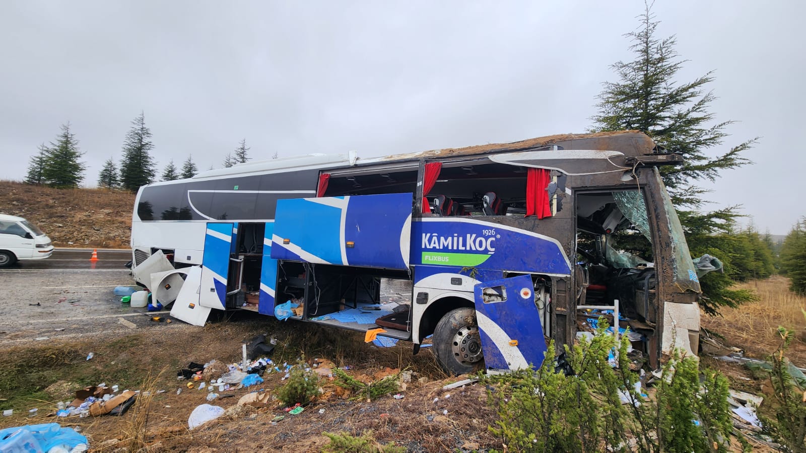 Eskişehir-Seyitgazi yolunda sabah saatlerinde meydana gelen trafik kazasında 1 kişi hayatını kaybetti, 41 kişi ise yaralandı. Alanya'dan Bursa'ya gitmekte olan yolcu otobüsü, sabah saat 07.55’te etkili olan yağış nedeniyle kontrolden çıkarak takla attı. Kazanın ardından 2 otobüs şoförü ve 1 muavinle birlikte yaralılar, çevredeki hastanelere sevk edilerek tedavi altına alındı.

Kazanın meydana geldiği yer, Seyitgazi ilçesinin 16. kilometresi olarak belirlendi. Edinilen bilgilere göre, kazada hayatını kaybeden kişinin 56 yaşındaki Nihat Yüceler olduğu öğrenildi. Yaralıların tedavi süreçleri devam ederken, polis ve jandarma ekipleri kazanın ardından güvenlik önlemleri alarak yolun diğer araçlar için güvenli geçişini sağladı.

Savcının olay yerindeki incelemelerini tamamlamasının ardından, kaza yapan otobüs vinç yardımıyla yoldan çekildi. Karayolları ekipleri, kazanın ardından temizlik çalışmalarına başlarken, otobüsün kaldırılması sırasında güvenlik amacıyla yol trafiğe kapatıldı. Çalışmaların tamamlanmasının ardından yolun yeniden trafiğe açılması bekleniyor.

Kaza ile ilgili soruşturma devam ediyor.

(HABER MERKEZİ)