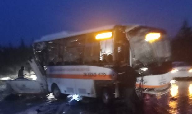 Eskişehir’de 2 belediye otobüsü ile 1 karavanın karıştığı trafik kazasında can pazarı yaşandı. Eskişehir'de meydana gelen feci kazada 2 belediye otobüsü ile 1 karavan birbirine girdi, 2’si ağır 14 kişi yaralandı. İşte Eskişehir'deki kazadan korkunç görüntüler...