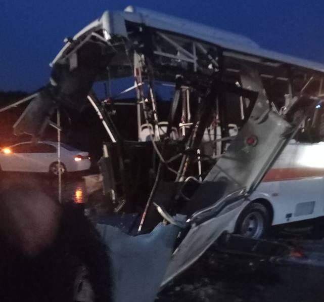 Eskişehir’de 2 belediye otobüsü ile 1 karavanın karıştığı trafik kazasında can pazarı yaşandı. Eskişehir'de meydana gelen feci kazada 2 belediye otobüsü ile 1 karavan birbirine girdi, 2’si ağır 14 kişi yaralandı. İşte Eskişehir'deki kazadan korkunç görüntüler...