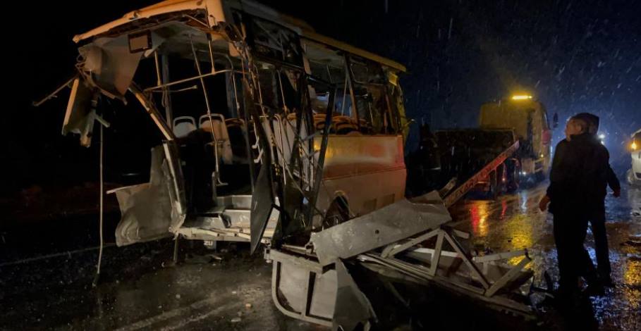 Eskişehir’de 2 belediye otobüsü ile 1 karavanın karıştığı trafik kazasında can pazarı yaşandı. Eskişehir'de meydana gelen feci kazada 2 belediye otobüsü ile 1 karavan birbirine girdi, 2’si ağır 14 kişi yaralandı. İşte Eskişehir'deki kazadan korkunç görüntüler...