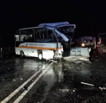 Eskişehir’de 2 belediye otobüsü ile 1 karavanın karıştığı trafik kazasında can pazarı yaşandı. Eskişehir'de meydana gelen feci kazada 2 belediye otobüsü ile 1 karavan birbirine girdi, 2’si ağır 14 kişi yaralandı. İşte Eskişehir'deki kazadan korkunç görüntüler...