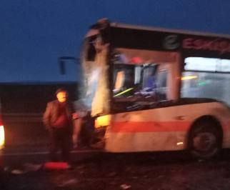 Eskişehir’de 2 belediye otobüsü ile 1 karavanın karıştığı trafik kazasında can pazarı yaşandı. Eskişehir'de meydana gelen feci kazada 2 belediye otobüsü ile 1 karavan birbirine girdi, 2’si ağır 14 kişi yaralandı. İşte Eskişehir'deki kazadan korkunç görüntüler...