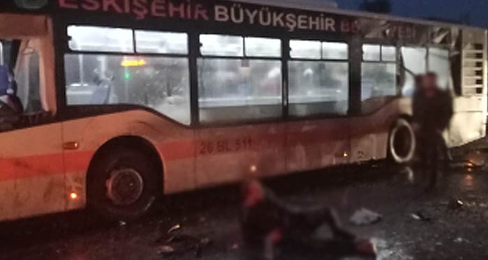 Eskişehir’de 2 belediye otobüsü ile 1 karavanın karıştığı trafik kazasında can pazarı yaşandı. Eskişehir'de meydana gelen feci kazada 2 belediye otobüsü ile 1 karavan birbirine girdi, 2’si ağır 14 kişi yaralandı. İşte Eskişehir'deki kazadan korkunç görüntüler...