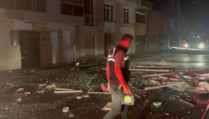 İtfaiye ekiplerinin çalışmasının ardından inceleme yapan polis ve sağlık ekipleri bir kişinin hayatını kaybettiğini belirledi. Hayatını kaybeden vatandaşın balkon camından aşağıya düştüğü belirlendi.