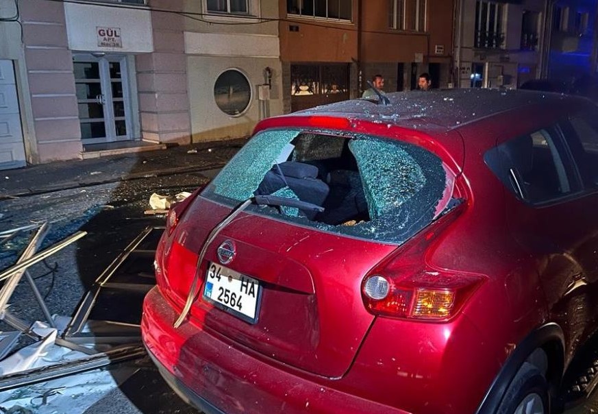 Eskişehir İl Emniyet Müdürü Yaman Ağırlar bölgedeki çalışmaları takip edip ekiplerden bilgi verdi. Patlamayla birlikte evden saçılan parçalar park halindeki 3 araca maddi hasar verdi. Olayla ilgili inceleme sürüyor.