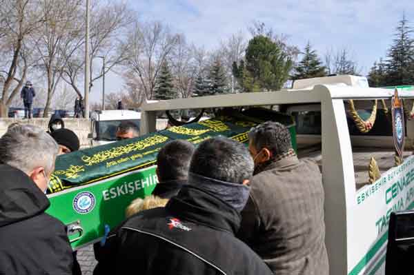 Dakikalarca 4 yaşındaki Doruk Tokkal’ın tabutunun başında duran babaanne ve halanın feryatları yürekleri dağladı. 