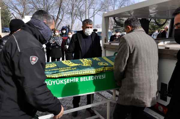 Cenazelerin öğle namazını müteakip kılınacak cenaze namazının ardından Asri Mezarlıkta toprağa verileceği öğrenildi.