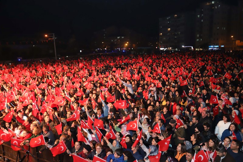 Eskişehir Büyükşehir Belediyesi tarafından düzenlenen Cumhuriyet Etkinlikleri’nin finali muhteşem bir Cumhuriyet Konseri ile gerçekleştirildi. Büyük Park girişindeki meydanda gerçekleştirilen konserde Türk Müziğinin sevilen sanatçısı Funda Arar on binlerce cumhuriyet sevdalısı ile bir araya geldi.