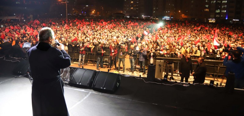 Eskişehir Büyükşehir Belediyesi tarafından düzenlenen Cumhuriyet Etkinlikleri’nin finali muhteşem bir Cumhuriyet Konseri ile gerçekleştirildi. Büyük Park girişindeki meydanda gerçekleştirilen konserde Türk Müziğinin sevilen sanatçısı Funda Arar on binlerce cumhuriyet sevdalısı ile bir araya geldi.