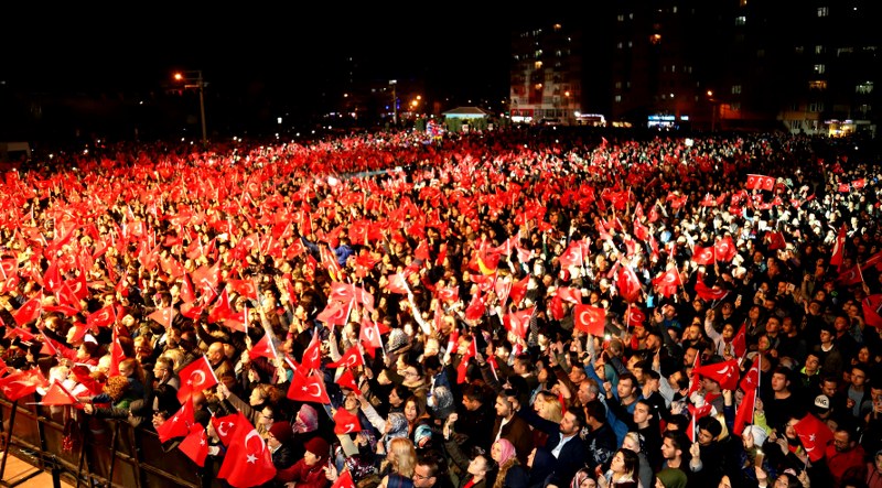 Eskişehir Büyükşehir Belediyesi tarafından düzenlenen Cumhuriyet Etkinlikleri’nin finali muhteşem bir Cumhuriyet Konseri ile gerçekleştirildi. Büyük Park girişindeki meydanda gerçekleştirilen konserde Türk Müziğinin sevilen sanatçısı Funda Arar on binlerce cumhuriyet sevdalısı ile bir araya geldi.