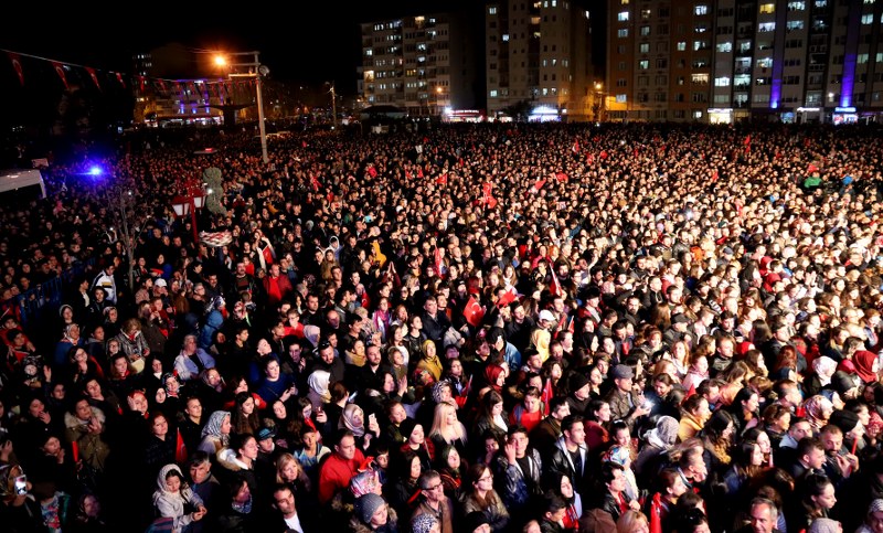 Eskişehir Büyükşehir Belediyesi tarafından düzenlenen Cumhuriyet Etkinlikleri’nin finali muhteşem bir Cumhuriyet Konseri ile gerçekleştirildi. Büyük Park girişindeki meydanda gerçekleştirilen konserde Türk Müziğinin sevilen sanatçısı Funda Arar on binlerce cumhuriyet sevdalısı ile bir araya geldi.