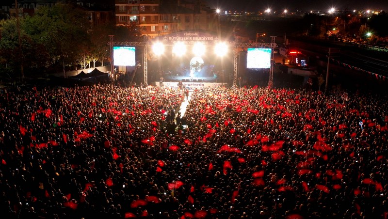 Eskişehir Büyükşehir Belediyesi tarafından düzenlenen Cumhuriyet Etkinlikleri’nin finali muhteşem bir Cumhuriyet Konseri ile gerçekleştirildi. Büyük Park girişindeki meydanda gerçekleştirilen konserde Türk Müziğinin sevilen sanatçısı Funda Arar on binlerce cumhuriyet sevdalısı ile bir araya geldi.