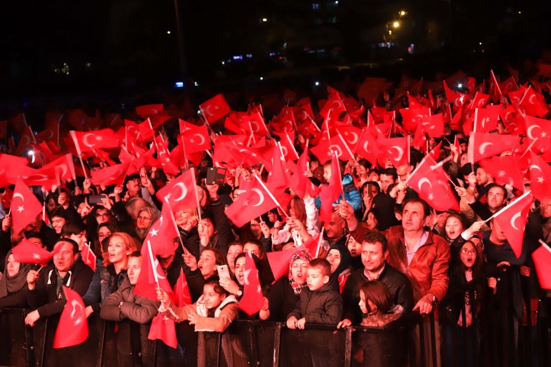 Eskişehir Büyükşehir Belediyesi tarafından düzenlenen Cumhuriyet Etkinlikleri’nin finali muhteşem bir Cumhuriyet Konseri ile gerçekleştirildi. Büyük Park girişindeki meydanda gerçekleştirilen konserde Türk Müziğinin sevilen sanatçısı Funda Arar on binlerce cumhuriyet sevdalısı ile bir araya geldi.