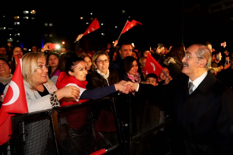 Eskişehir Büyükşehir Belediyesi tarafından düzenlenen Cumhuriyet Etkinlikleri’nin finali muhteşem bir Cumhuriyet Konseri ile gerçekleştirildi. Büyük Park girişindeki meydanda gerçekleştirilen konserde Türk Müziğinin sevilen sanatçısı Funda Arar on binlerce cumhuriyet sevdalısı ile bir araya geldi.