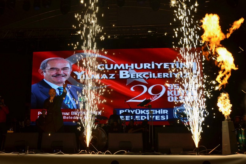 Eskişehir Büyükşehir Belediyesi tarafından düzenlenen Cumhuriyet Etkinlikleri’nin finali muhteşem bir Cumhuriyet Konseri ile gerçekleştirildi. Büyük Park girişindeki meydanda gerçekleştirilen konserde Türk Müziğinin sevilen sanatçısı Funda Arar on binlerce cumhuriyet sevdalısı ile bir araya geldi.