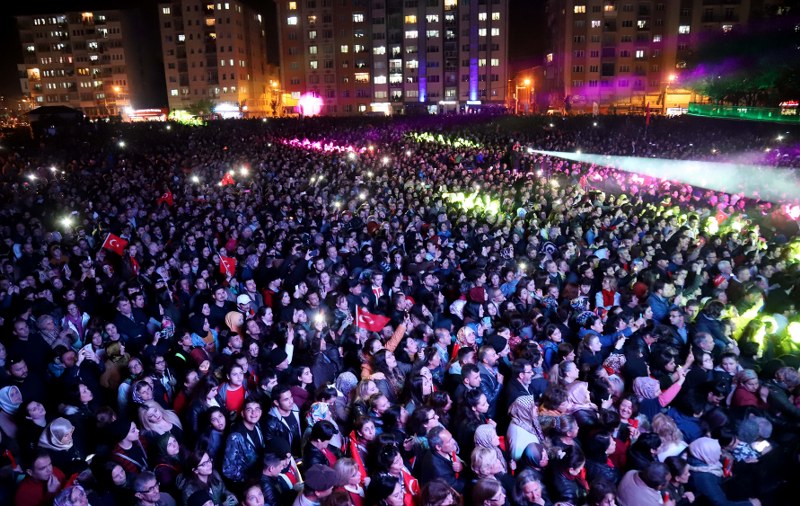 Eskişehir Büyükşehir Belediyesi tarafından düzenlenen Cumhuriyet Etkinlikleri’nin finali muhteşem bir Cumhuriyet Konseri ile gerçekleştirildi. Büyük Park girişindeki meydanda gerçekleştirilen konserde Türk Müziğinin sevilen sanatçısı Funda Arar on binlerce cumhuriyet sevdalısı ile bir araya geldi.