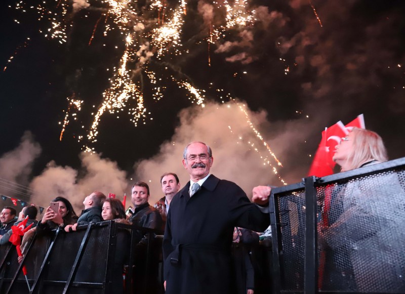 Eskişehir Büyükşehir Belediyesi tarafından düzenlenen Cumhuriyet Etkinlikleri’nin finali muhteşem bir Cumhuriyet Konseri ile gerçekleştirildi. Büyük Park girişindeki meydanda gerçekleştirilen konserde Türk Müziğinin sevilen sanatçısı Funda Arar on binlerce cumhuriyet sevdalısı ile bir araya geldi.