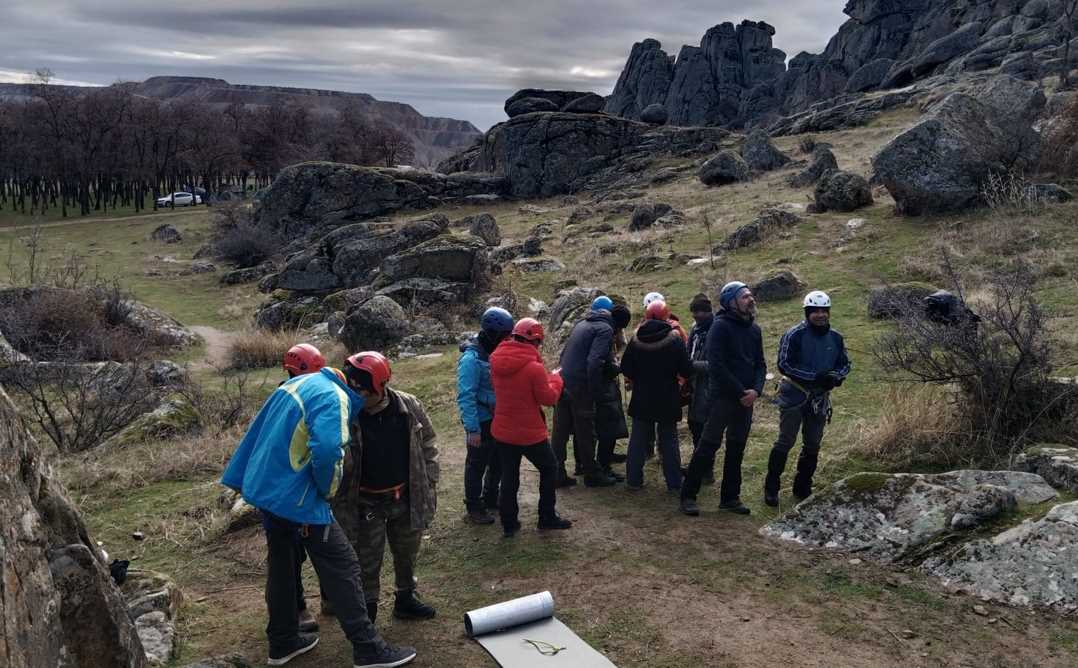 Eskişehir’de dağcı adaylarına aldıkları eğitimlerinin ardından Sivrihisar’ın Kaymaz Mahallesi’nde Türkiye Dağcılık Federasyonu (TDF) tarafından sınav yapıldı.