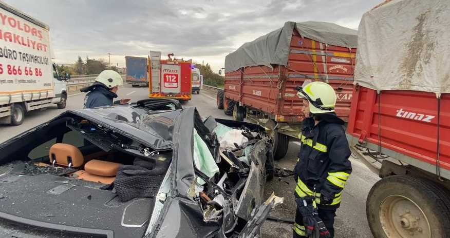 Eskişehir’de pancar yüklü römorka arkadan çarpan aracın sürücüsü yaralandı. İşte kaza yapan lüks otomobilin son hali... 