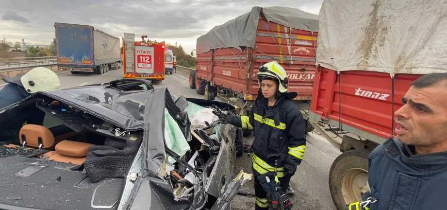 Eskişehir’de pancar yüklü römorka arkadan çarpan aracın sürücüsü yaralandı. İşte kaza yapan lüks otomobilin son hali... 