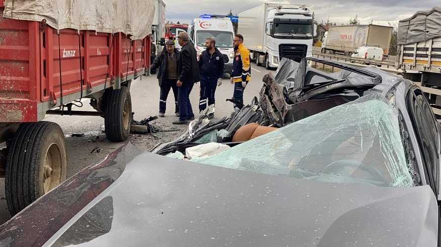 Eskişehir’de pancar yüklü römorka arkadan çarpan aracın sürücüsü yaralandı. İşte kaza yapan lüks otomobilin son hali... 