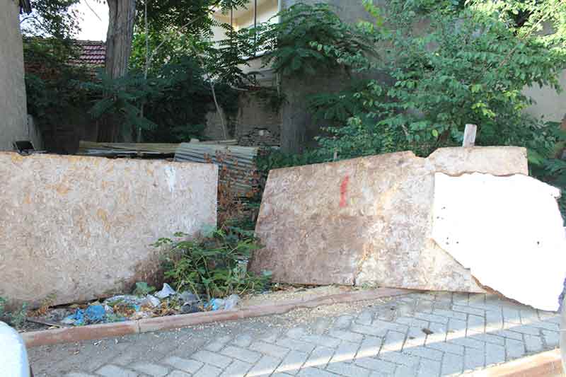 Eskişehir’in Tepebaşı ilçesine bağlı Hayriye Mahallesi Hacıhabib sokakta bulunan boş bir arsa görüntüsüyle dikkat çekiyor. 