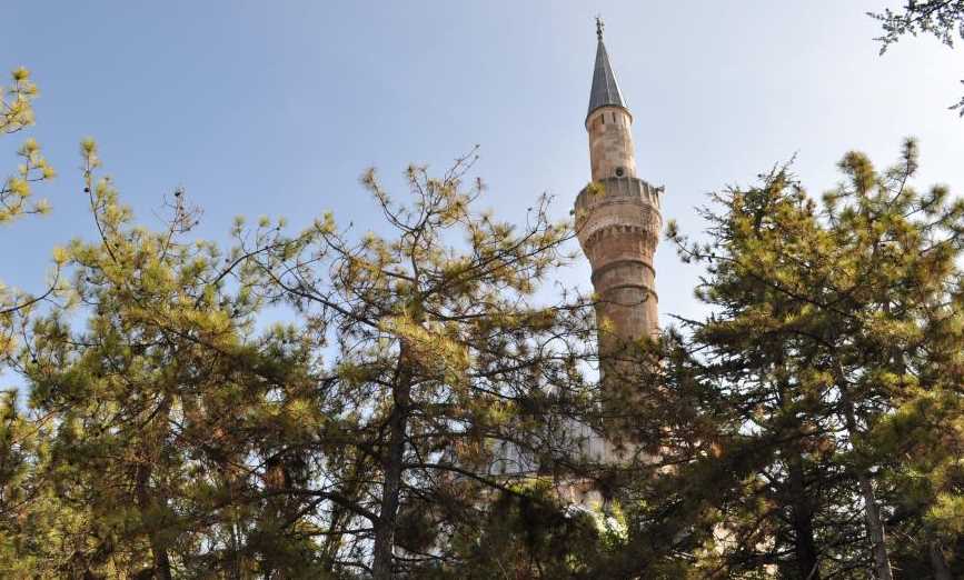 Eskişehir’de Osmanlı Devleti zamanında yapılan Kurşunlu Camisi, yüzyıllardır tarihi yapısını korurken, şehre gelen yerli ve yabancı turistler tarafından büyük ilgi görüyor.