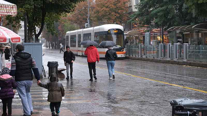 Eskişehir bu pazar sabah saatlerinden beri yağmur altında. İşte yağmura adeta "susayan" kentten yağmur görüntüleri