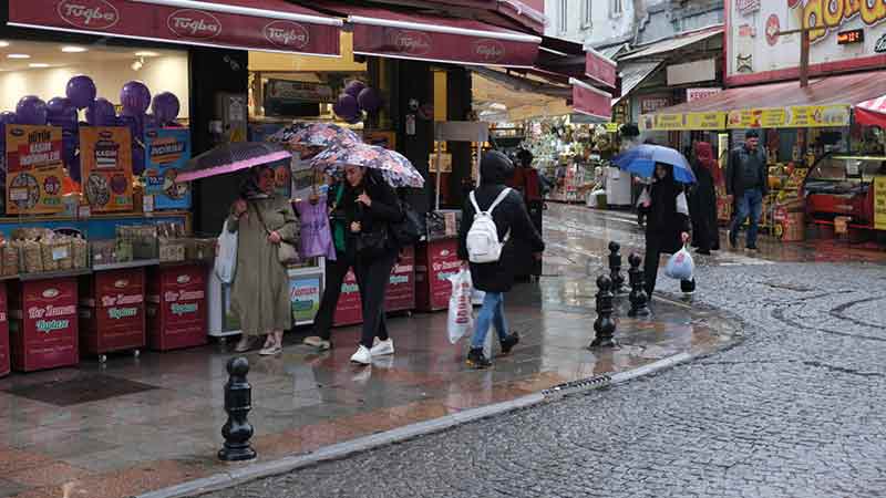 Eskişehir bu pazar sabah saatlerinden beri yağmur altında. İşte yağmura adeta "susayan" kentten yağmur görüntüleri