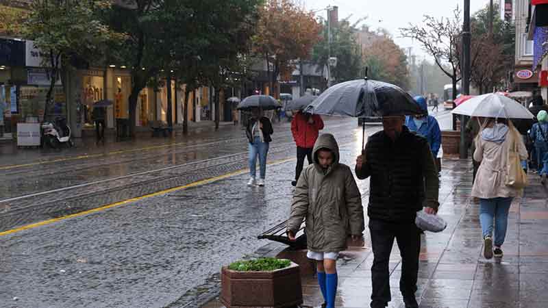 Eskişehir bu pazar sabah saatlerinden beri yağmur altında. İşte yağmura adeta "susayan" kentten yağmur görüntüleri